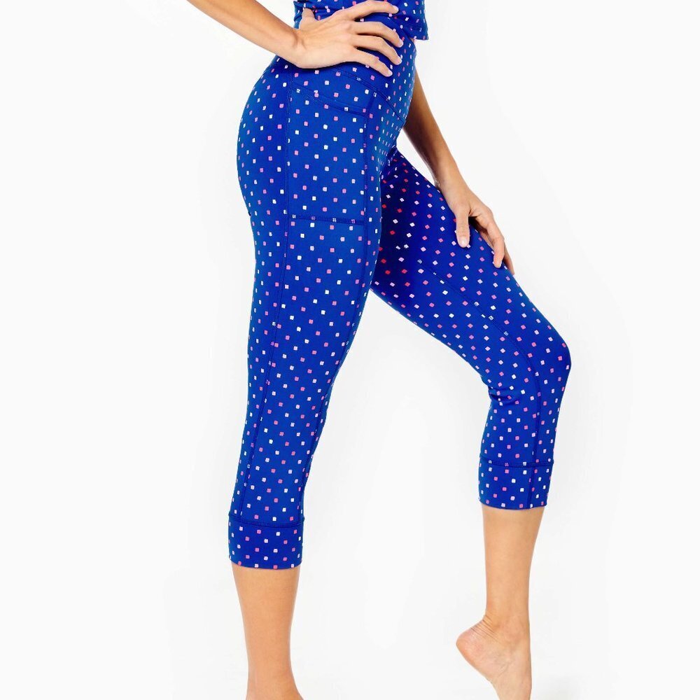 UPF 50+ Luxletic 20" Weekender High-Rise Crop in Borealis Blue Lilly Squared Med - Picture 2 of 9